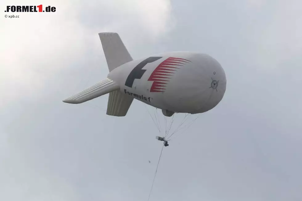 Bernie Ecclestones ferngesteuertes Formel-1-Zeppelin diente keineswegs nur zur Zierde. Unten war eine Kamera angebracht, die Luftaufnahmen liefern sollte, falls der TV-Helikopter - zum Beispiel wegen dichten Nebels - nicht starten kann. Foto zur News: Bernie Ecclestones ferngesteuertes Formel-1-Zeppelin diente keineswegs nur zur Zierde. Unten war eine Kamera angebracht, die Luftaufnahmen liefern sollte, falls der TV-Helikopter - zum Beispiel wegen dichten Nebels - nicht starten kann.
