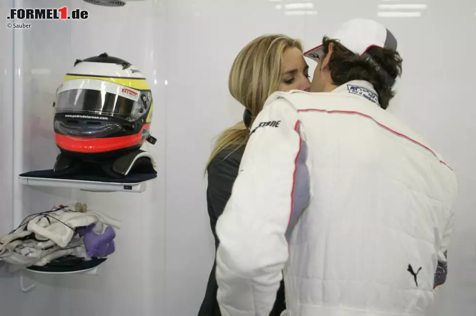 Foto zur News: Na wenn das nicht motivierend ist: Pedro de la Rosa holte sich vor dem Start noch einen Kuss von seiner bildhübschen Ehefrau Maria ab.