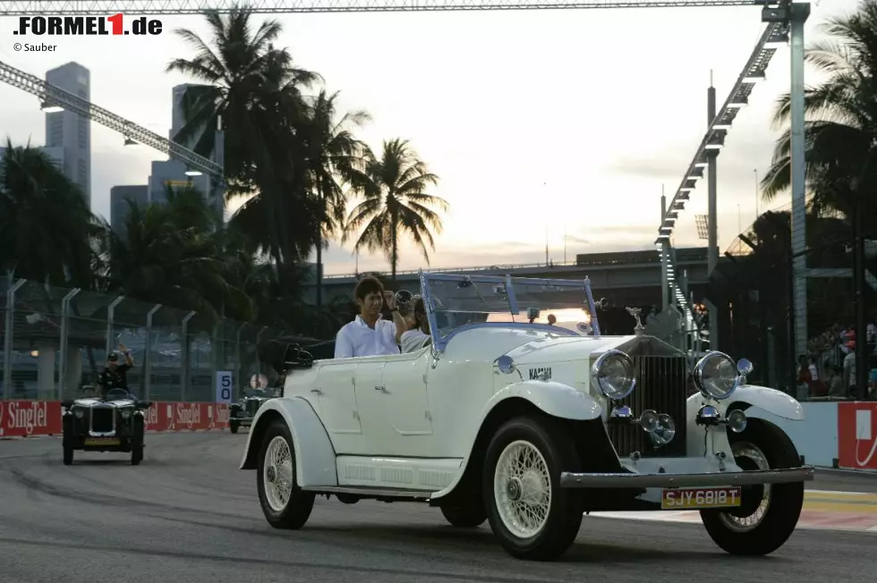 Auch bei der Fahrerparade lässt sich Singapur nicht lumpen: Kamui Kobayashi und Co. wurden nicht auf einem schäbigen Truck den Fans präsentiert, sondern in stilvollen Oldtimern. Foto zur News: Auch bei der Fahrerparade lässt sich Singapur nicht lumpen: Kamui Kobayashi und Co. wurden nicht auf einem schäbigen Truck den Fans präsentiert, sondern in stilvollen Oldtimern.