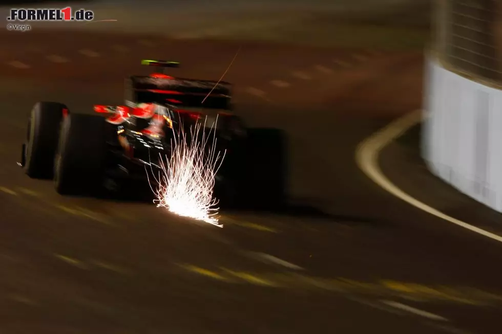 Foto zur News: Funkenschlag am Virgin von Timo Glock, in der Nacht gleich doppelt so spektakulär.