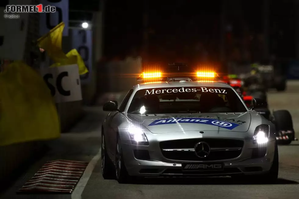 Das Safety-Car wird neuerdings von einer deutschen Versicherungsgesellschaft gesponsert. Die dürfte sich gefreut haben, dass es gleich in Singapur zweimal zum Einsatz kam... Foto zur News: Das Safety-Car wird neuerdings von einer deutschen Versicherungsgesellschaft gesponsert. Die dürfte sich gefreut haben, dass es gleich in Singapur zweimal zum Einsatz kam...
