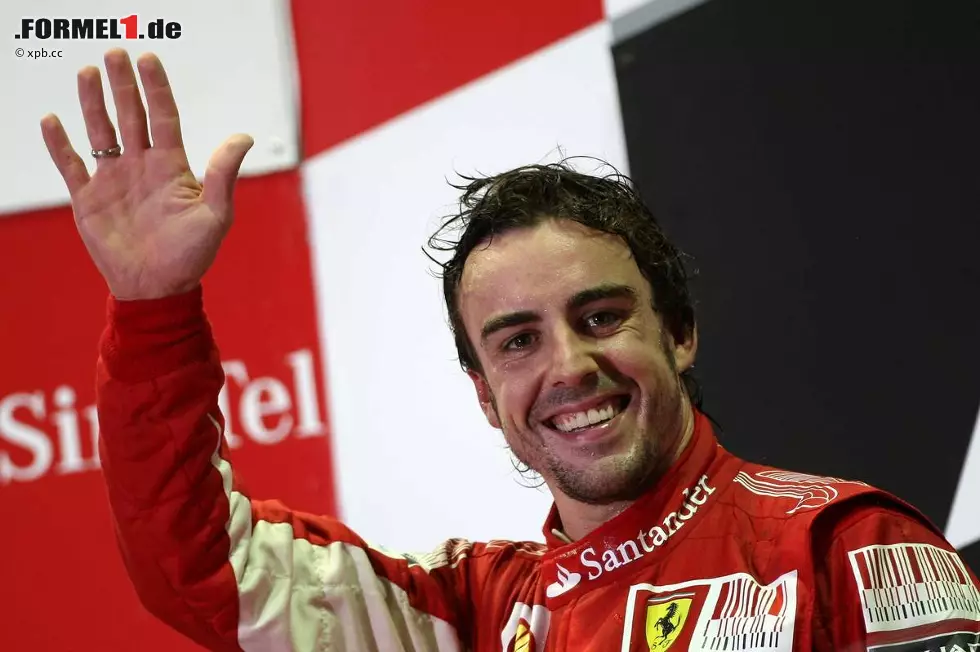 Foto zur News: The Straits Times (Singapur): "Fair und anständig. Zwei Jahre nach dem unrühmlichsten Sieg seiner Formel-1-Karriere stellte Fernando Alonso sicher, dass sein zweiter Sieg im Grand Prix von Singapur aus den richtigen Gründen in Erinnerung bleiben wird. Alonso brauchte diesmal keinen Betrug."