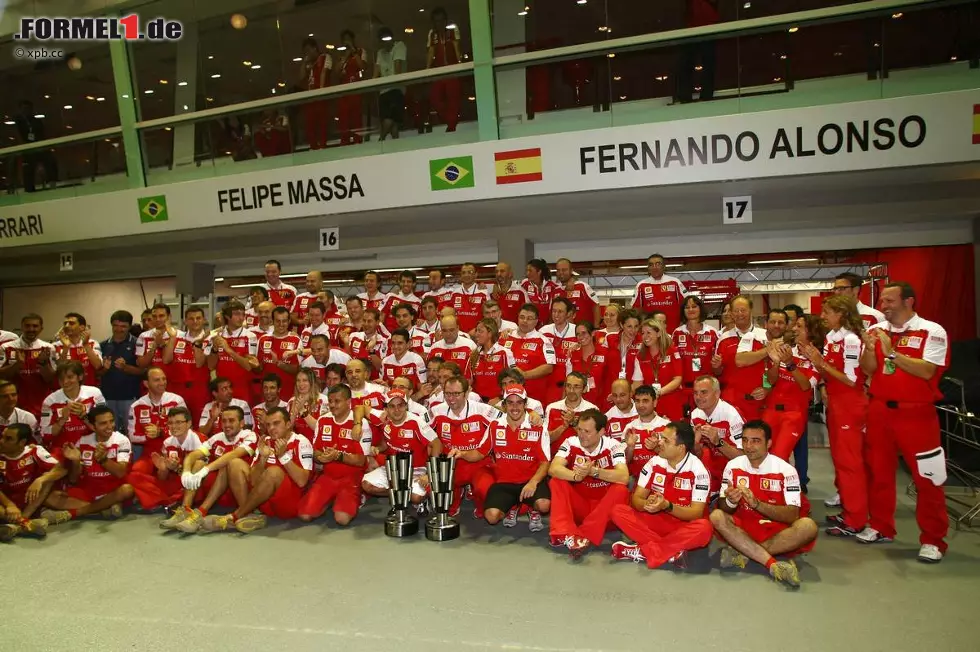 Foto zur News: Repubblica (Italien): "Ferrari hat hart gearbeitet, ist gewachsen und fast perfekt geworden. Mit Alonsos Hilfe und seinem unermesslichen Talent ist alles noch wertvoller geworden. Eine Geschichte wie in Schumachers Zeiten."