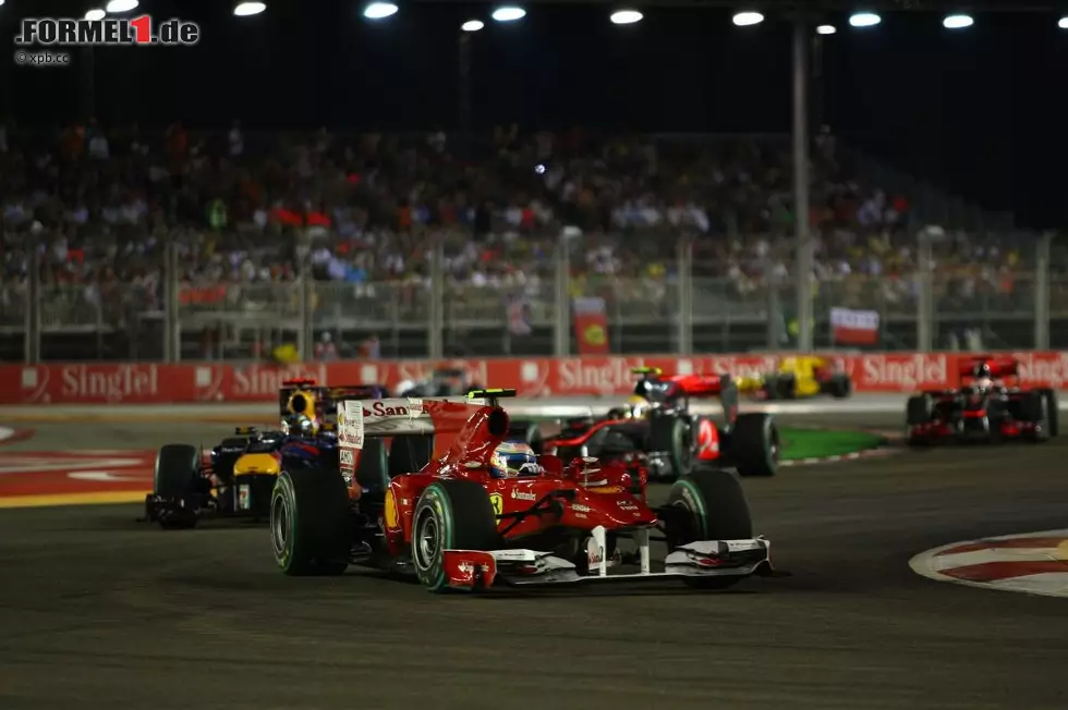 Foto zur News: Corriere dello Sport (Italien): "Alonso, ein roter Blitz in der Nacht. Nach seinem zweiten Sieg in Folge fehlen ihm nur noch elf Punkte zur WM-Spitze. Die letzte Runde zwischen Verkehr und Flammen hat seinen Fans Herzklopfen beschert."