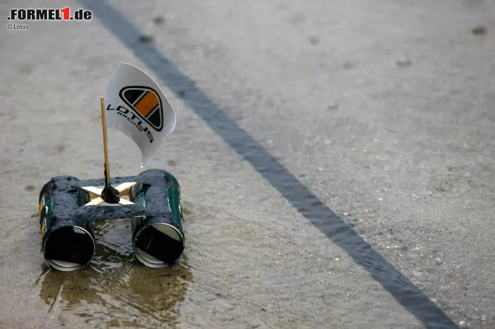 Foto zur News: Kein Qualifying am Samstag, also messen sich die gelangweilten Formel-1-Ingenieure im Bau von kleinen Booten! Hier der Entwurf des Lotus-Teams.