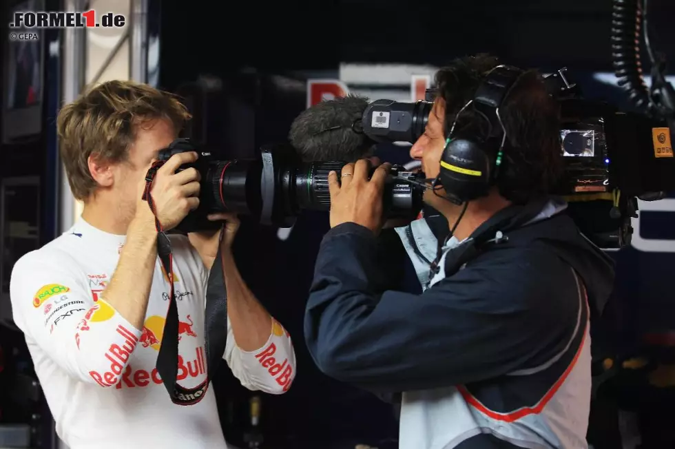 Auch die Fahrer haben am Samstag nichts zu tun: Sebastian Vettel blödelt mit einer Kamera herum, ... Foto zur News: Auch die Fahrer haben am Samstag nichts zu tun: Sebastian Vettel blödelt mit einer Kamera herum, ...