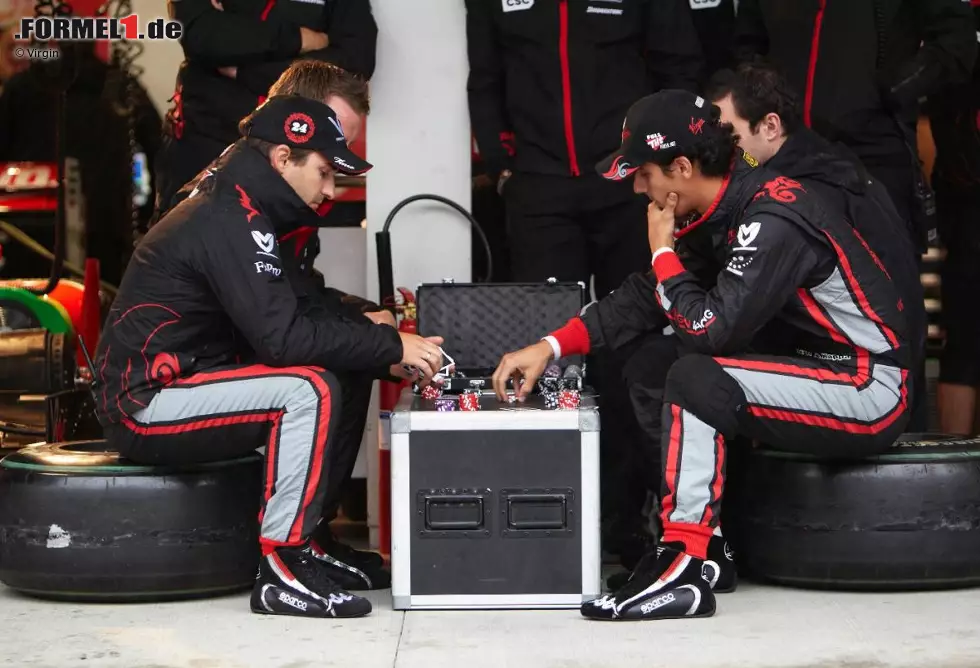 Foto zur News: ... Timo Glock und Lucas di Grassi spielen Poker...