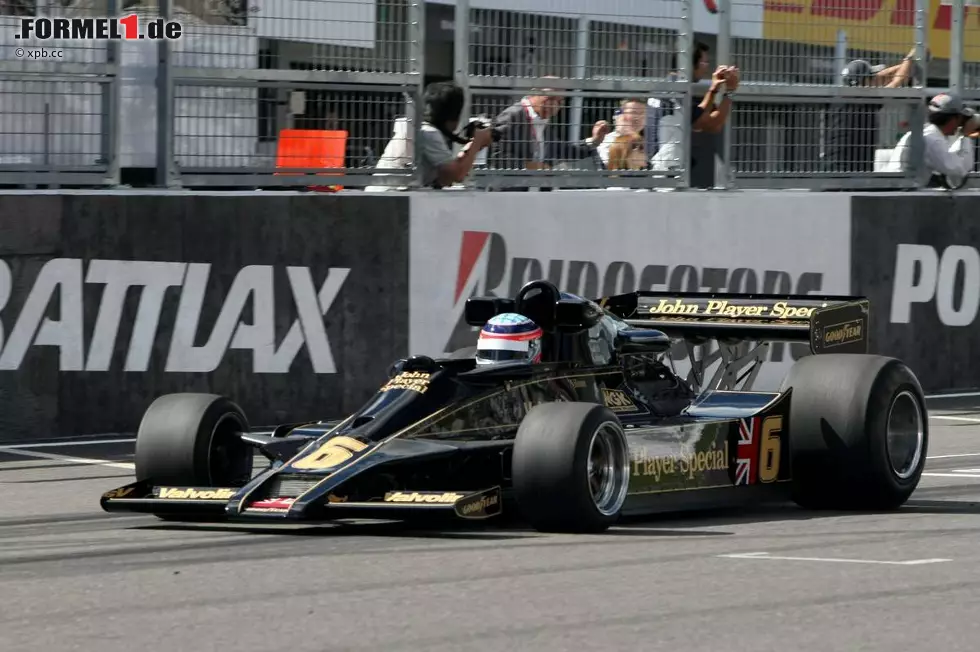 Foto zur News: Japans früherem Superstar Takuma Sato wird die Ehre zuteil, einen Lotus 77 von Gunnar Nilsson zu chauffieren.