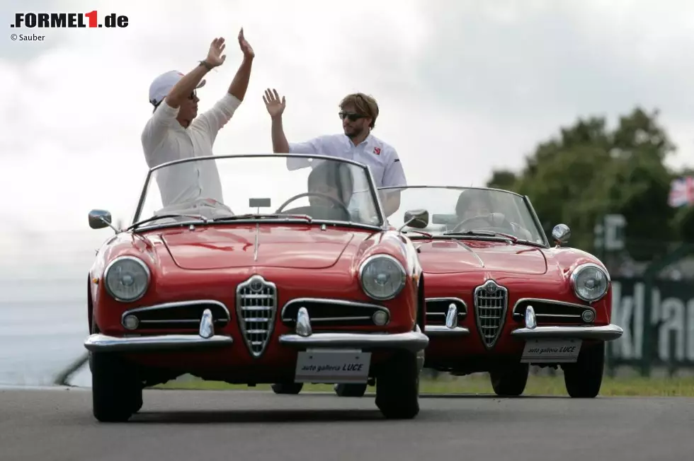 Foto zur News: Lokalmatador Kamui Kobayashi und Nick Heidfeld werden in einem Alfa Romeo den Fans präsentiert, ...
