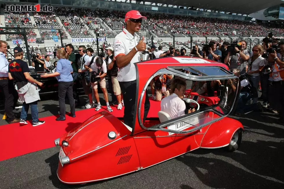 Foto zur News: ... Lewis Hamilton hingegen in einem von einigen belächelten Messerschmitt KR175 aus den 1950er-Jahren. Dass er so billig abgespeist wird, während seine Kollegen einen Ferrari oder Rolls-Royce bekommen, stört den McLaren-Star aber nicht.
