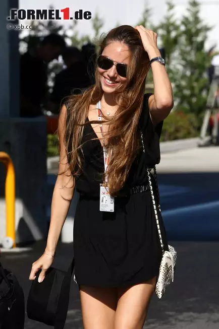 Foto zur News: Der Preis für das kürzeste Kleidchen geht wie so oft an Jenson Buttons Freundin Jessica Michibata. Suzuka ist für das japanisch-argentinische Unterwäschemodel ein Heimspiel.