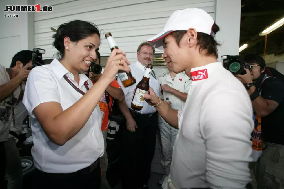 Foto zur News: Mann des Rennens: Kamui Kobayashi. Sauber-Geschäftsführerin Monisha Kaltenborn aus Österreich gratuliert mit einem Bierchen zur tollen Leistung beim Heimrennen.