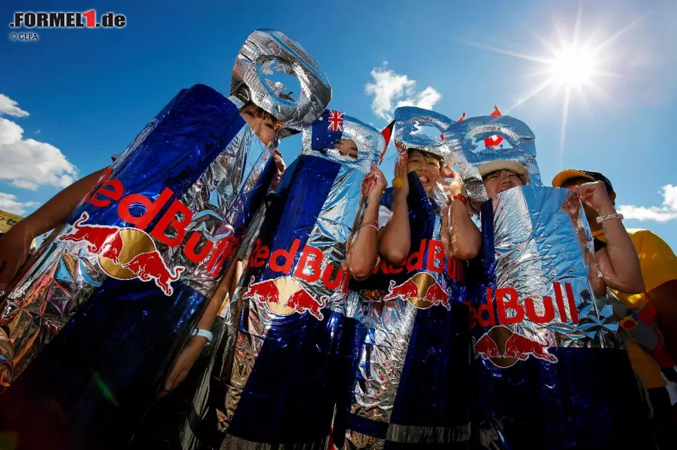 Foto zur News: Sebastian Vettel ist in Japan überaus populär. Ein paar Fans kommen als Red-Bull-Dosen verkleidet, um ihn zu unterstützen, ...