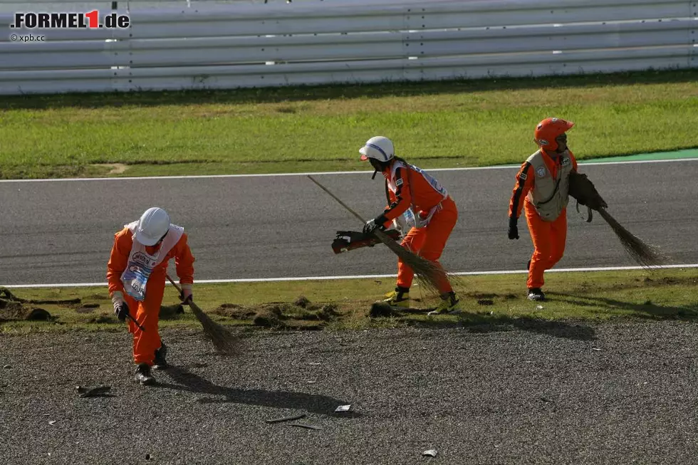 Foto zur News: ... der dann auch tatsächlich eintreten sollte: Nach den Startkarambolagen (Petrov vs. Hülkenberg und Massa vs. Liuzzi) haben die Streckenposten alle Hände voll zu tun.