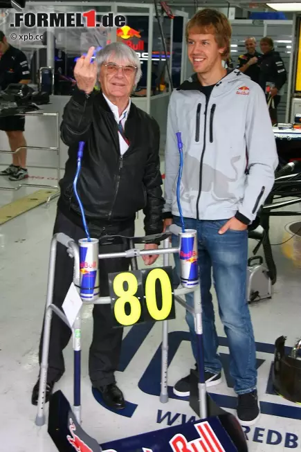 Foto zur News: Am kommenden Donnerstag wird Ecclestone 80. Sebastian Vettel schenkte ihm aus diesem Anlass eine Red-Bull-Gehhilfe mit Viagra-Button, denn Red Bull verleiht bekanntlich Flügel. Das Geburtstagskind nahm&#039;s mit Humor...
