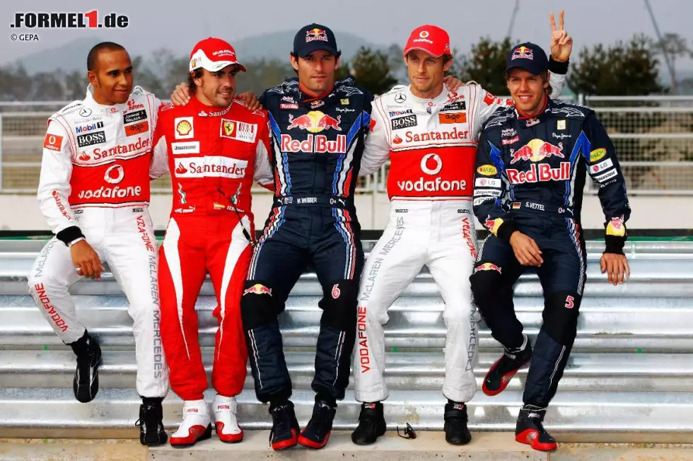 Das Foto von Ayrton Senna, Alain Prost, Nigel Mansell und Nelson Piquet, das in Estoril 1986 aufgenommen wurde, ging damals um die Welt. Auch in Yeongam ließen sich die Titelanwärter gemeinsam ablichten. Anno 2010 sind es sogar deren fünf! Foto zur News: Das Foto von Ayrton Senna, Alain Prost, Nigel Mansell und Nelson Piquet, das in Estoril 1986 aufgenommen wurde, ging damals um die Welt. Auch in Yeongam ließen sich die Titelanwärter gemeinsam ablichten. Anno 2010 sind es sogar deren fünf!