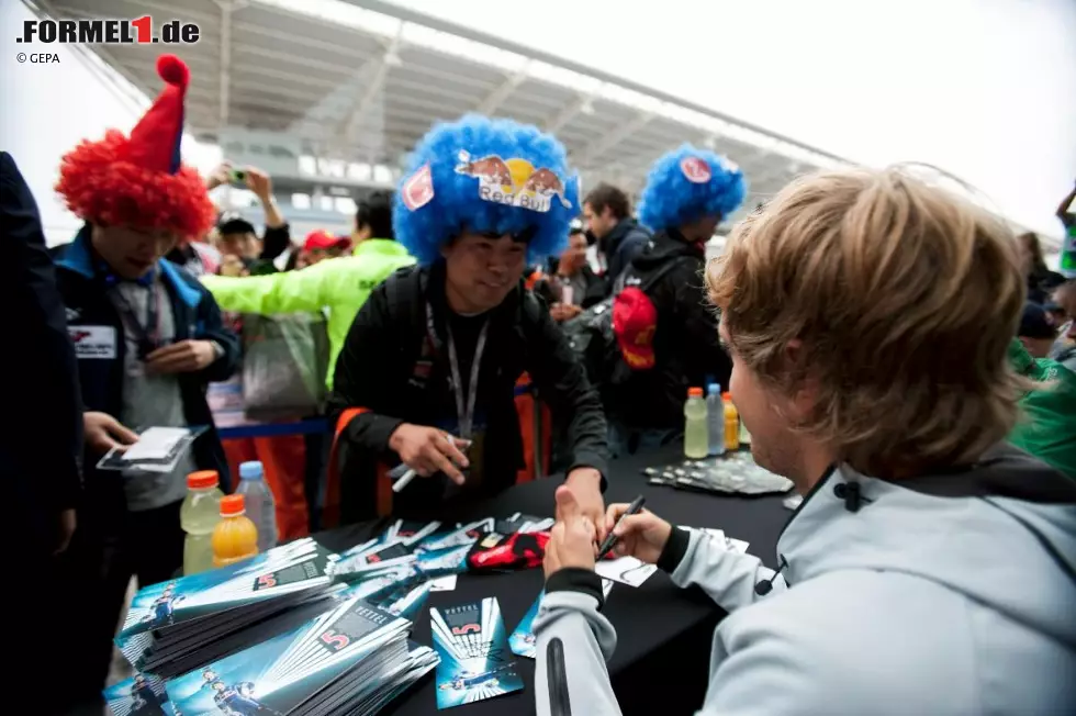 Über mangelnden Fanzuspruch kann sich die Formel 1 in Südkorea nicht beklagen: 42.000 kamen am Freitag, 63.000 am Samstag und 80.000 am Sonntag. Einige davon sind schon verrückt genug, um als echte Stimmungskanonen durchzugehen - von wegen asiatische Zurückhaltung! Foto zur News: Über mangelnden Fanzuspruch kann sich die Formel 1 in Südkorea nicht beklagen: 42.000 kamen am Freitag, 63.000 am Samstag und 80.000 am Sonntag. Einige davon sind schon verrückt genug, um als echte Stimmungskanonen durchzugehen - von wegen asiatische Zurückhaltung!