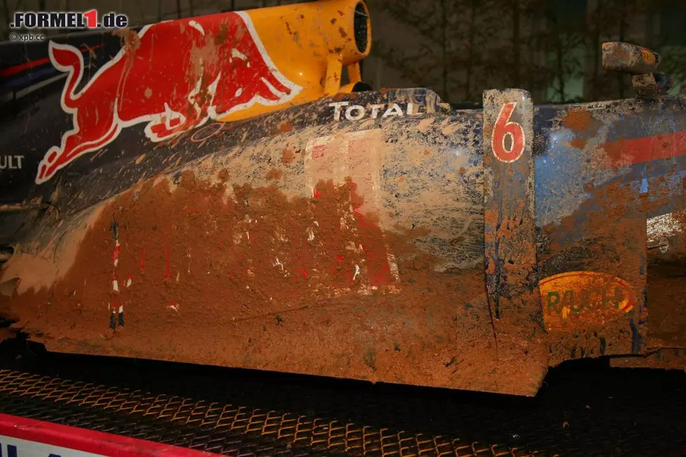 Durch den Regen wurde die Strecke aufgeweicht, die abseits des Asphalts vor allem aus sumpfigem Erdreich bestand. An Mark Webbers Unfallauto konnte man gut erkennen, wie schlimm das wirklich war - Silverstone 2000 lässt grüßen. Foto zur News: Durch den Regen wurde die Strecke aufgeweicht, die abseits des Asphalts vor allem aus sumpfigem Erdreich bestand. An Mark Webbers Unfallauto konnte man gut erkennen, wie schlimm das wirklich war - Silverstone 2000 lässt grüßen.
