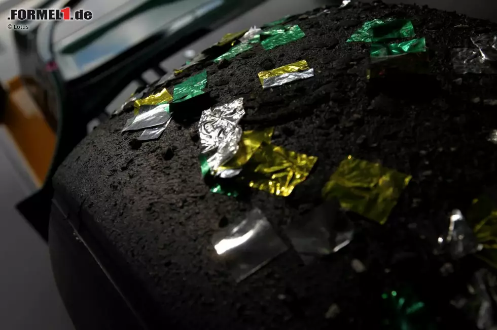 So hart ist São Paulo zu den Reifen: Das Graining-Gummi der Laufflächen vermischte sich in der Auslaufrunde auch noch mit dem Konfetti von der Siegerehrung. Foto zur News: So hart ist São Paulo zu den Reifen: Das Graining-Gummi der Laufflächen vermischte sich in der Auslaufrunde auch noch mit dem Konfetti von der Siegerehrung.