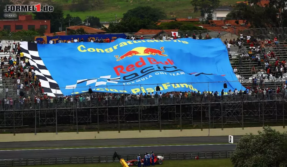 Die Fans ahnten es schon am Freitag: "Gratulation, Red Bull!" Tatsächlich sollte das Team am Sonntag mit einem Doppelsieg die Konstrukteurs-WM gewinnen. Foto zur News: Die Fans ahnten es schon am Freitag: "Gratulation, Red Bull!" Tatsächlich sollte das Team am Sonntag mit einem Doppelsieg die Konstrukteurs-WM gewinnen.