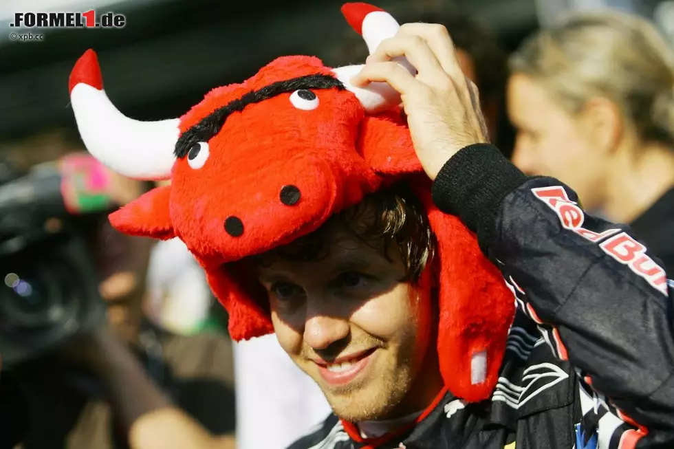Sieger Sebastian Vettel feierte als kleiner "Bulle". In Abu Dhabi muss er Fernando Alonso und Mark Webber auf die Hörner nehmen - noch 15 Punkte Rückstand! Foto zur News: Sieger Sebastian Vettel feierte als kleiner "Bulle". In Abu Dhabi muss er Fernando Alonso und Mark Webber auf die Hörner nehmen - noch 15 Punkte Rückstand!