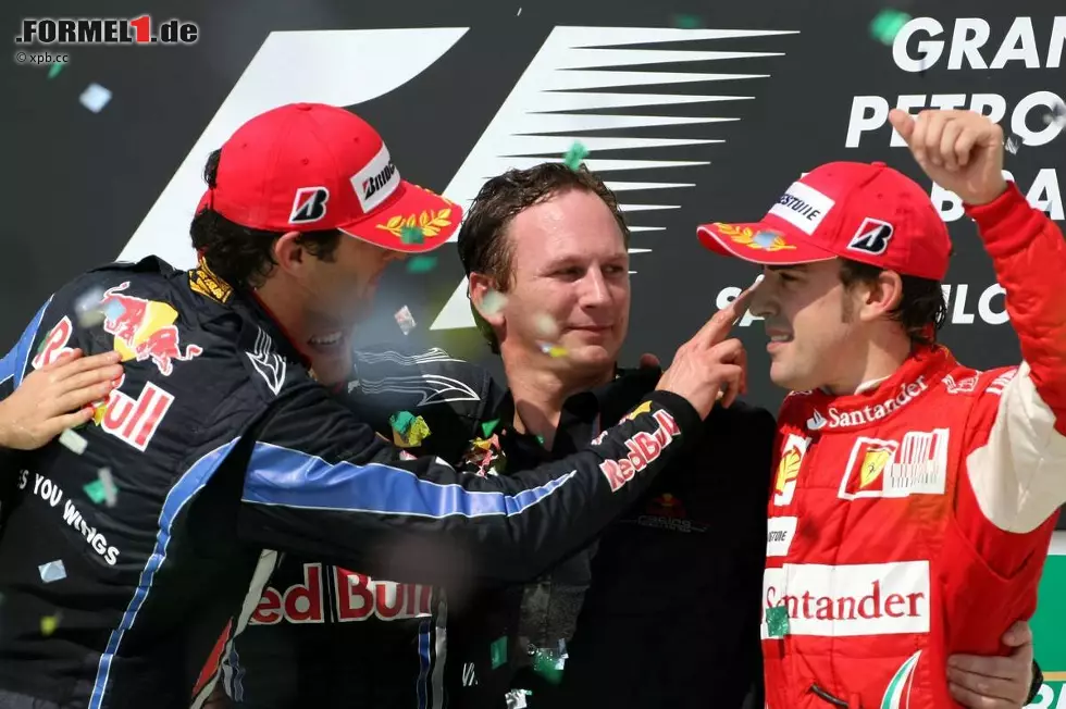 The Guardian (Großbritannien): "Sollte Alonso sich in einer Woche den Titel schnappen, wäre es nicht unangemessen, ein paar Kisten Champagner ins Hauptquartier von Red Bull nach Milton Keynes zu schicken. Während Red Bull aufrichtigen Applaus dafür verdient hat, den Konstrukteurstitel gewonnen zu haben, löst die offensichtliche Akzeptanz der Tatsache, dass Ferrari den wichtigeren Titel holen dürfte, Kopfschütteln innerhalb der Formel 1 und seiner mitreisenden Anhänger aus. Die Weigerung des Teams, Webber das Leben zu erleichtern, der die meiste Zeit der Saison vorne lag und noch immer sieben Punkte vor Vettel liegt, hat zum Ergebnis, dass Alonso jetzt ein zweiter Platz reicht, um zum dritten Mal Weltmeister zu werden." Foto zur News: The Guardian (Großbritannien): "Sollte Alonso sich in einer Woche den Titel schnappen, wäre es nicht unangemessen, ein paar Kisten Champagner ins Hauptquartier von Red Bull nach Milton Keynes zu schicken. Während Red Bull aufrichtigen Applaus dafür verdient hat, den Konstrukteurstitel gewonnen zu haben, löst die offensichtliche Akzeptanz der Tatsache, dass Ferrari den wichtigeren Titel holen dürfte, Kopfschütteln innerhalb der Formel 1 und seiner mitreisenden Anhänger aus. Die Weigerung des Teams, Webber das Leben zu erleichtern, der die meiste Zeit der Saison vorne lag und noch immer sieben Punkte vor Vettel liegt, hat zum Ergebnis, dass Alonso jetzt ein zweiter Platz reicht, um zum dritten Mal Weltmeister zu werden."