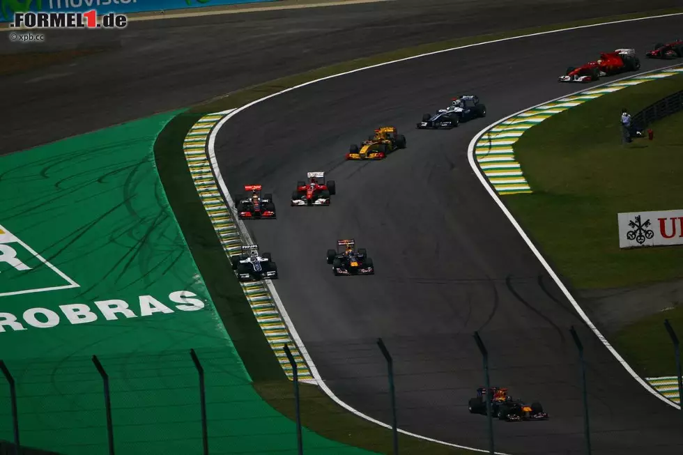Daily Mail (Großbritannien): "Seb bricht aus! Siegreicher Vettel bleibt angesichts der Frage nach einer Teamorder ganz cool. Fernando Alonso konnte nur halbwegs ein Lächeln unterdrücken, als nach dem Großen Preis von Brasilien die wichtigste Frage an Sebastian Vettel, den Gewinner des Rennens ging. Er wurde gefragt, ob er in der letzten Runde von Abu Dhabi für seinen Teamkollegen Mark Webber Platz machen würde, sollte der Australier dadurch Weltmeister vor Alonso werden können. Das Schicksal des wichtigsten Titels im Motorsport mag an der wahren Antwort auf diese Frage hängen. Oder vielleicht ist es auch schon zu spät, da Vettel sich ja bereits am Sonntag in einem nüchternen Rennverlauf dazu entschied, nicht Platz für Webber zu machen." Foto zur News: Daily Mail (Großbritannien): "Seb bricht aus! Siegreicher Vettel bleibt angesichts der Frage nach einer Teamorder ganz cool. Fernando Alonso konnte nur halbwegs ein Lächeln unterdrücken, als nach dem Großen Preis von Brasilien die wichtigste Frage an Sebastian Vettel, den Gewinner des Rennens ging. Er wurde gefragt, ob er in der letzten Runde von Abu Dhabi für seinen Teamkollegen Mark Webber Platz machen würde, sollte der Australier dadurch Weltmeister vor Alonso werden können. Das Schicksal des wichtigsten Titels im Motorsport mag an der wahren Antwort auf diese Frage hängen. Oder vielleicht ist es auch schon zu spät, da Vettel sich ja bereits am Sonntag in einem nüchternen Rennverlauf dazu entschied, nicht Platz für Webber zu machen."