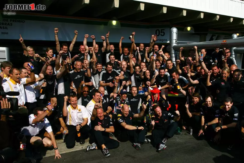Daily Telegraph (Großbritannien): "Sechs Jahre nach dem Einstieg in die Formel 1 als freche und junge Getränkemarke hat Red Bull am Sonntag in Brasilien den ersten Weltmeistertitel gewonnen. Ob es ihnen jetzt auch noch gelingen wird, sich neben dem Konstrukteurstitel die wichtigste Krone, den Fahrertitel, zu schnappen, wird in Abu Dhabi am kommenden Sonntag entschieden. Die Rechenspiele sind unglaublich kompliziert, aber Sebastian Vettels kontrollierter Sieg vor Mark Webber in Interlagos - das vierte Mal in dieser Saison, dass Red Bull einen Doppelsieg feierte - hinterlässt vier Fahrer in Reichweite des Titels. Aber eigentlich sind es nur drei." Foto zur News: Daily Telegraph (Großbritannien): "Sechs Jahre nach dem Einstieg in die Formel 1 als freche und junge Getränkemarke hat Red Bull am Sonntag in Brasilien den ersten Weltmeistertitel gewonnen. Ob es ihnen jetzt auch noch gelingen wird, sich neben dem Konstrukteurstitel die wichtigste Krone, den Fahrertitel, zu schnappen, wird in Abu Dhabi am kommenden Sonntag entschieden. Die Rechenspiele sind unglaublich kompliziert, aber Sebastian Vettels kontrollierter Sieg vor Mark Webber in Interlagos - das vierte Mal in dieser Saison, dass Red Bull einen Doppelsieg feierte - hinterlässt vier Fahrer in Reichweite des Titels. Aber eigentlich sind es nur drei."
