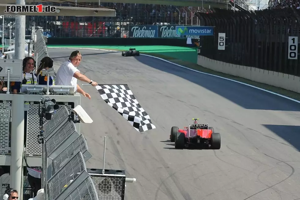 The Sun (Großbritannien): "Bull-Fight! Vettel sorgt für Titelduell. Sebastian Vettel hat für einen Drei-Mann-Showdown in der Wüste am kommenden Sonntag gesorgt und damit Teamkollege Mark Webber geärgert. Vettel fuhr den Sieg in einem langweiligen Großen Preis von Brasilien vor Webber und dem Führenden der Fahrerwertung, Fernando Alonso, ein. Die sieben Punkte, die Alonso mitnahm, als Ferrari Felipe Massa in Deutschland anwies, für ihn Platz zu machen, könnten entscheiden. Die Geldstrafe, die sie für das rücksichtslose Brechen des Regelwerks zahlen mussten, ist nicht mehr als Klimpergeld, sollte Alonso dadurch tatsächlich in seinem ersten Jahr bei Ferrari den Titel holen." Foto zur News: The Sun (Großbritannien): "Bull-Fight! Vettel sorgt für Titelduell. Sebastian Vettel hat für einen Drei-Mann-Showdown in der Wüste am kommenden Sonntag gesorgt und damit Teamkollege Mark Webber geärgert. Vettel fuhr den Sieg in einem langweiligen Großen Preis von Brasilien vor Webber und dem Führenden der Fahrerwertung, Fernando Alonso, ein. Die sieben Punkte, die Alonso mitnahm, als Ferrari Felipe Massa in Deutschland anwies, für ihn Platz zu machen, könnten entscheiden. Die Geldstrafe, die sie für das rücksichtslose Brechen des Regelwerks zahlen mussten, ist nicht mehr als Klimpergeld, sollte Alonso dadurch tatsächlich in seinem ersten Jahr bei Ferrari den Titel holen."