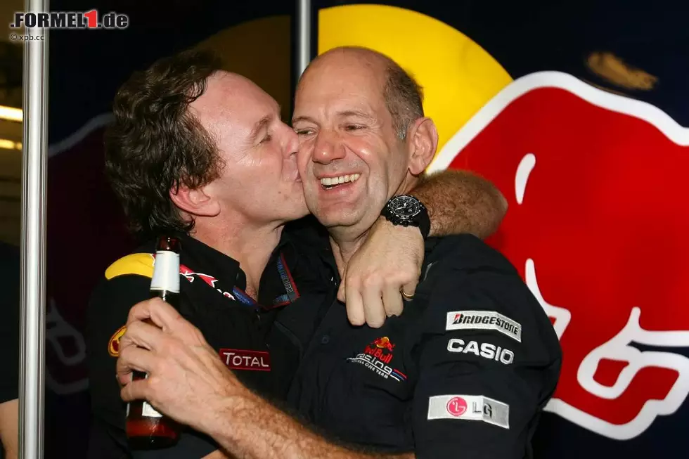 Foto zur News: Eine Flasche österreichisches Stiegl-Bier und ein Kuss vom Chef für Stardesigner Adrian Newey. Was viele nicht wissen: Die Verträge der beiden sind aneinander gekoppelt. Wird einer rausgeschmissen, kann der andere auch gehen.