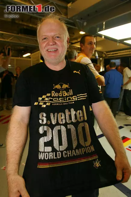 Vater Norbert Vettel mit dem Weltmeister-T-Shirt. Er verfolgte das Rennen vom Yas-Hotel aus und war außer Rand und Band, als dann endlich gefeiert wurde, spielte Luftgitarre zu "TNT" von AC/DC. Mama Heike, Schwester Steffi und Bruder Fabian hielten sich zurück. Foto zur News: Vater Norbert Vettel mit dem Weltmeister-T-Shirt. Er verfolgte das Rennen vom Yas-Hotel aus und war außer Rand und Band, als dann endlich gefeiert wurde, spielte Luftgitarre zu "TNT" von AC/DC. Mama Heike, Schwester Steffi und Bruder Fabian hielten sich zurück.