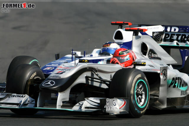Foto zur News: Ein Duell ehemaliger Teamkollegen sorgt für Aufregung beim Grand Prix von Ungarn 2010: Denn Michael Schumacher (Mercedes) will Rubens Barrichello (Williams) einfach nicht vorbeilassen! Schließlich wagt Barrichello eine Attacke ...
