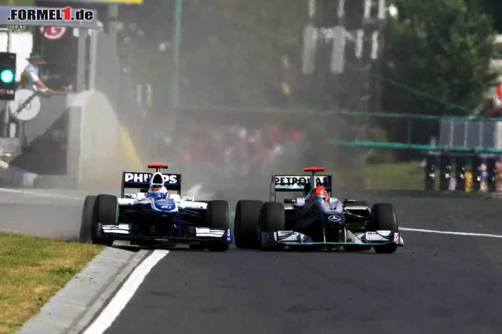 Doch selbst im Nachgeben fuhr Schumacher noch weit auf der rechten Seite, dass Barrichello fast noch über das Gras ausweichen muss. Foto zur News: Doch selbst im Nachgeben fuhr Schumacher noch weit auf der rechten Seite, dass Barrichello fast noch über das Gras ausweichen muss.