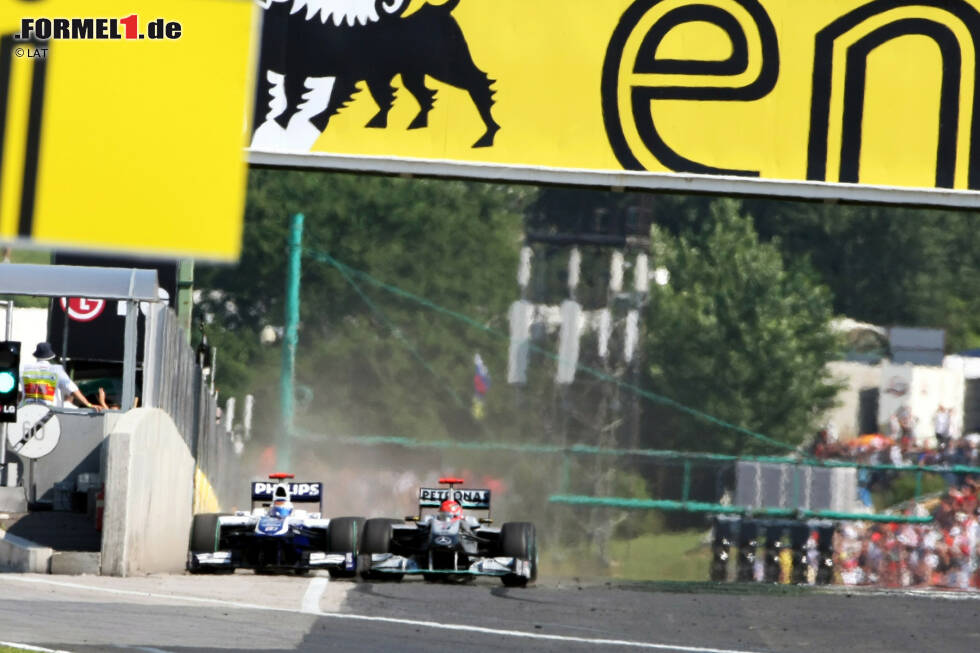 Foto zur News: ... und setzt sich auf der Zielgeraden innen neben Schumacher, doch der gibt nicht nach, sondern zieht immer weiter in Richtung Boxenmauer hinüber.