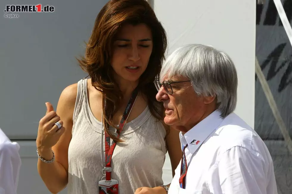 Foto zur News: Inzwischen ist er wieder in festen Händen: Fabiana Flosi ist um 48 Jahre jünger als der Formel-1-Geschäftsführer und lebt mit ihm in London. "Wenn ich jetzt auf einer Skala von eins bis zehn sagen müsste, ob wir zusammenbleiben, würde ich zehn sagen", glaubt das Geburtstagskind.