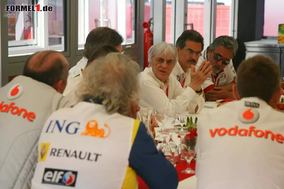 Privat haben meistens seine Frauen die Hosen an, beruflich ist Ecclestone immer der Chef. Selbst die Formel-1-Bosse sind still, wenn er spricht. Foto zur News: Privat haben meistens seine Frauen die Hosen an, beruflich ist Ecclestone immer der Chef. Selbst die Formel-1-Bosse sind still, wenn er spricht.