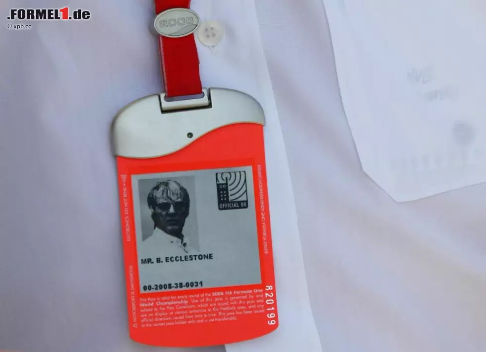 Doch auch wenn man Bernie Ecclestone heißt, braucht man wie alle anderen einen Pass, um in den Paddock zu kommen! Foto zur News: Doch auch wenn man Bernie Ecclestone heißt, braucht man wie alle anderen einen Pass, um in den Paddock zu kommen!