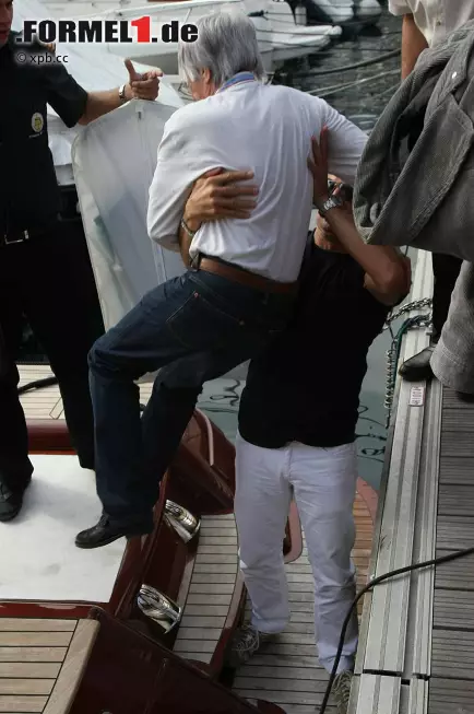 Und das danken sie ihm: Jean Alesi hebt Ecclestone in Monte Carlo auf Flavio Briatores Boot, bevor sie zu einem Meeting verschwinden. Foto zur News: Und das danken sie ihm: Jean Alesi hebt Ecclestone in Monte Carlo auf Flavio Briatores Boot, bevor sie zu einem Meeting verschwinden.