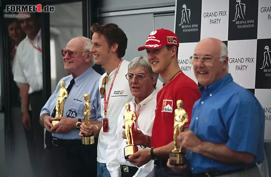 Pilotprojekt ohne Fortsetzung: Im Jahr 2001 wurde als Gegenstück zum "Oscar" erstmals der "Bernie" vergeben. Sid Watkins, Jenson Button, Michael Schumacher und Murray Walker blieben aber die einzigen Preisträger. Foto zur News: Pilotprojekt ohne Fortsetzung: Im Jahr 2001 wurde als Gegenstück zum "Oscar" erstmals der "Bernie" vergeben. Sid Watkins, Jenson Button, Michael Schumacher und Murray Walker blieben aber die einzigen Preisträger.
