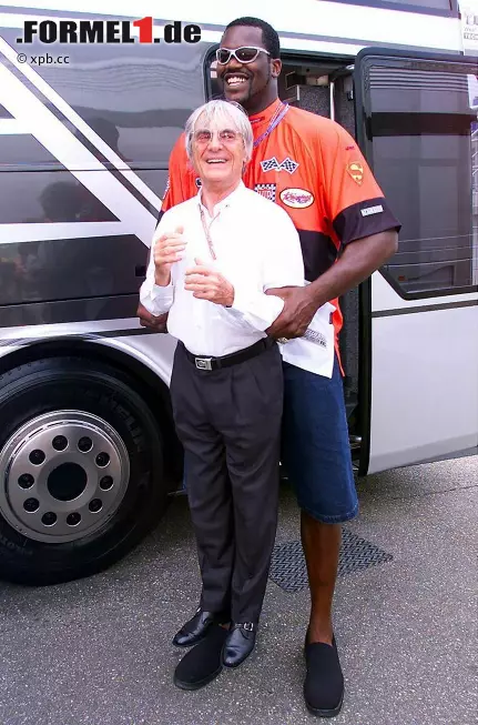 Basketballer Shaquille O'Neil (2,16 Meter) nimmt den Formel-1-Boss (1,59 Meter) im wahren Sinn des Worts auf den Arm. Doch auf niemanden sonst trifft das Sprichwort "Kleiner Mann ganz groß" mehr zu als auf Ecclestone. Foto zur News: Basketballer Shaquille O'Neil (2,16 Meter) nimmt den Formel-1-Boss (1,59 Meter) im wahren Sinn des Worts auf den Arm. Doch auf niemanden sonst trifft das Sprichwort "Kleiner Mann ganz groß" mehr zu als auf Ecclestone.