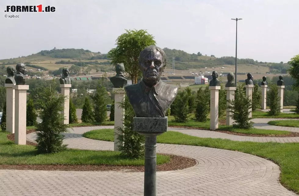 Foto zur News: ... während man ihm in Barcelona sogar ein richtiges Denkmal gesetzt hat - buchstäblich!
