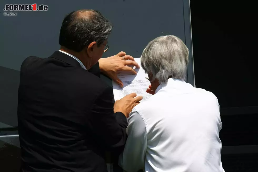 So macht man Geschäfte: Quasi im Vorbeigehen unterschreibt Ecclestone den neuen Vertrag, der sicherstellt, dass der Grand Prix von Japan auch in den nächsten Jahren in Suzuka stattfinden wird. Foto zur News: So macht man Geschäfte: Quasi im Vorbeigehen unterschreibt Ecclestone den neuen Vertrag, der sicherstellt, dass der Grand Prix von Japan auch in den nächsten Jahren in Suzuka stattfinden wird.