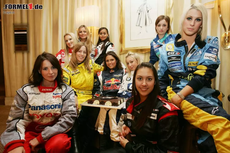 2002 gratulierten Ecclestone hübsche Models in den Farben der zehn Teams zum damals 72. Geburtstag. Foto zur News: 2002 gratulierten Ecclestone hübsche Models in den Farben der zehn Teams zum damals 72. Geburtstag.