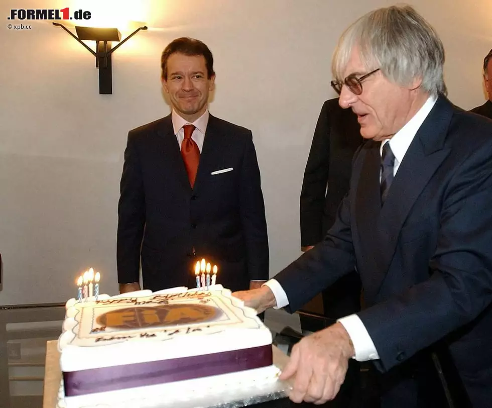 75. Geburtstag: Am Rande eines Treffens der Formel-1-Kommission in London wurde Ecclestone von FIA-Funktionären überrascht. Foto zur News: 75. Geburtstag: Am Rande eines Treffens der Formel-1-Kommission in London wurde Ecclestone von FIA-Funktionären überrascht.
