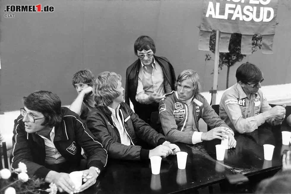 Ende 1980 geben Bernie Ecclestone und Max Mosley die Gründung der "World Federation of Motor Sport" und den Startschuss für die "World Championship of Professional Drivers" ab 1981 bekannt. Als Preisgeld werden zehn Millionen Dollar ausgeschrieben. Später sollte diese Entwicklung im berühmten Krieg FISA vs. FOCA eskalieren. Foto zur News: Ende 1980 geben Bernie Ecclestone und Max Mosley die Gründung der "World Federation of Motor Sport" und den Startschuss für die "World Championship of Professional Drivers" ab 1981 bekannt. Als Preisgeld werden zehn Millionen Dollar ausgeschrieben. Später sollte diese Entwicklung im berühmten Krieg FISA vs. FOCA eskalieren.