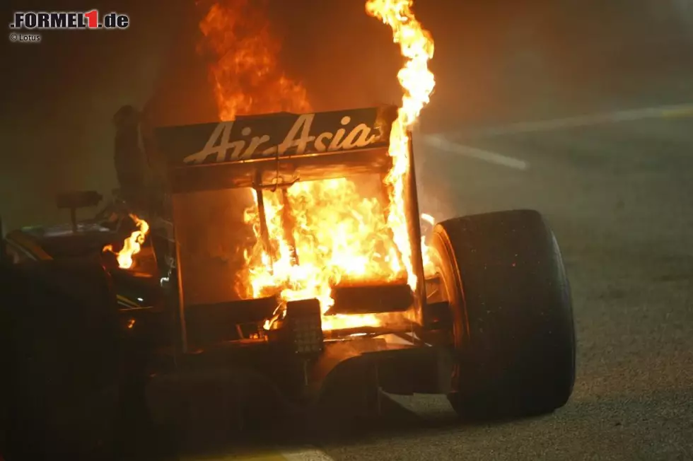 Grand Prix von Singapur, das Rennen neigt sich der Schlussphase zu. Heikki Kovalainens Lotus-Cosworth T29 entzündet sich. Foto zur News: Grand Prix von Singapur, das Rennen neigt sich der Schlussphase zu. Heikki Kovalainens Lotus-Cosworth T29 entzündet sich.