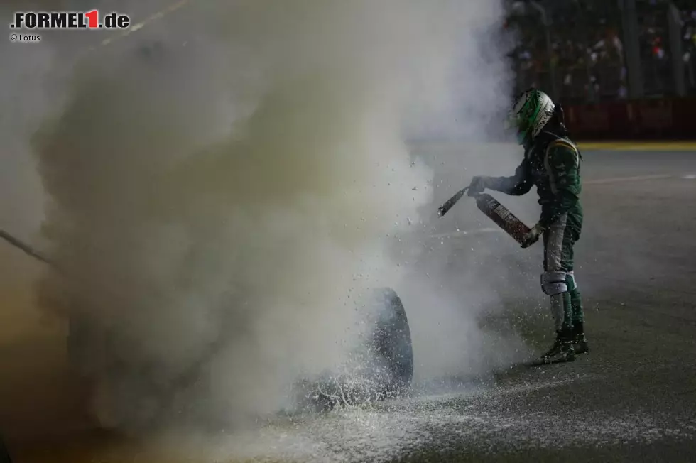 Foto zur News: Im weißen Schaum ersticken die Flammen, ...
