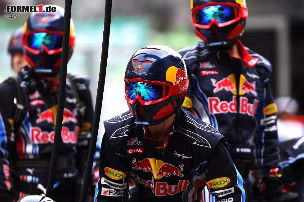 Keine Weltraumfahrer, sondern Formel-1-Mechaniker: Durchgestylt bis ins kleinste Detail ist bei Red Bull sogar die Boxencrew. Doch die Ausrüstung sieht nicht nur cool aus, sondern ist vor allem funktionell - und schützt bei Unfällen, etwa wenn das Auto zu brennen beginnt oder ein Fahrer jemandem über die Füße fährt. Foto zur News: Keine Weltraumfahrer, sondern Formel-1-Mechaniker: Durchgestylt bis ins kleinste Detail ist bei Red Bull sogar die Boxencrew. Doch die Ausrüstung sieht nicht nur cool aus, sondern ist vor allem funktionell - und schützt bei Unfällen, etwa wenn das Auto zu brennen beginnt oder ein Fahrer jemandem über die Füße fährt.