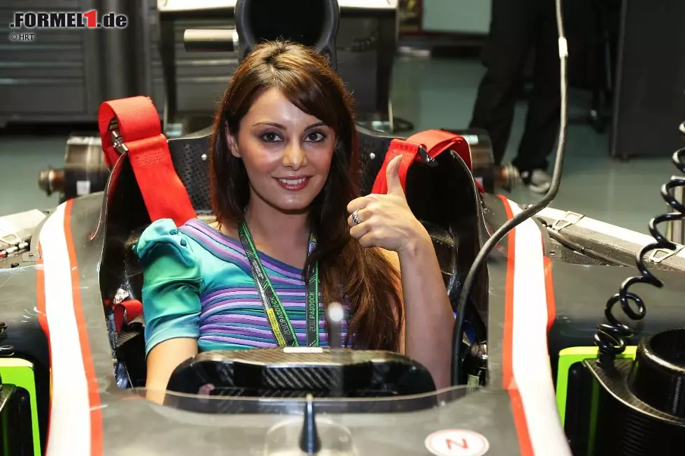 Foto zur News: Genauso hübsch, aber zumindest in Europa nicht so bekannt wie Raquel del Rosario ist diese junge Dame, die Schauspielerin Manisha Lamba. Lamba brachte ihre Bollywood-Kollegen Shahrukh Kahn und Anjana Sukhani nach Sepang mit. Eingeladen wurden sie von HRT-Pilot Karun Chandhok, der ihnen das Formel-1-Auto geduldig erklärte.