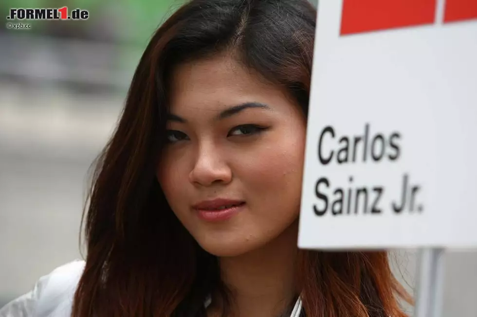 Ebenfalls zu Gast bei HRT war die Rallyelegende Carlos Sainz, das hatte aber einen ganz anderen Grund. Der Spanier interessierte sich nämlich vor allem für seinen Sohn Carlos jun., der erstmals im Rahmen der Formel BMW an einem Formel-1-Wochenende teilnahm - und eines der hübschesten Gridgirls im Feld hatte... Foto zur News: Ebenfalls zu Gast bei HRT war die Rallyelegende Carlos Sainz, das hatte aber einen ganz anderen Grund. Der Spanier interessierte sich nämlich vor allem für seinen Sohn Carlos jun., der erstmals im Rahmen der Formel BMW an einem Formel-1-Wochenende teilnahm - und eines der hübschesten Gridgirls im Feld hatte...
